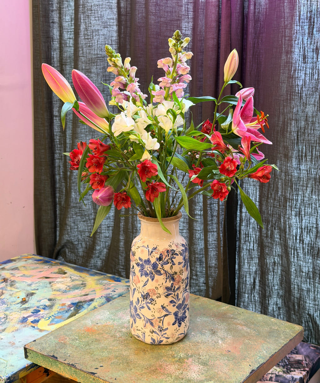 Vase à motifs de fleurs bleues et roses