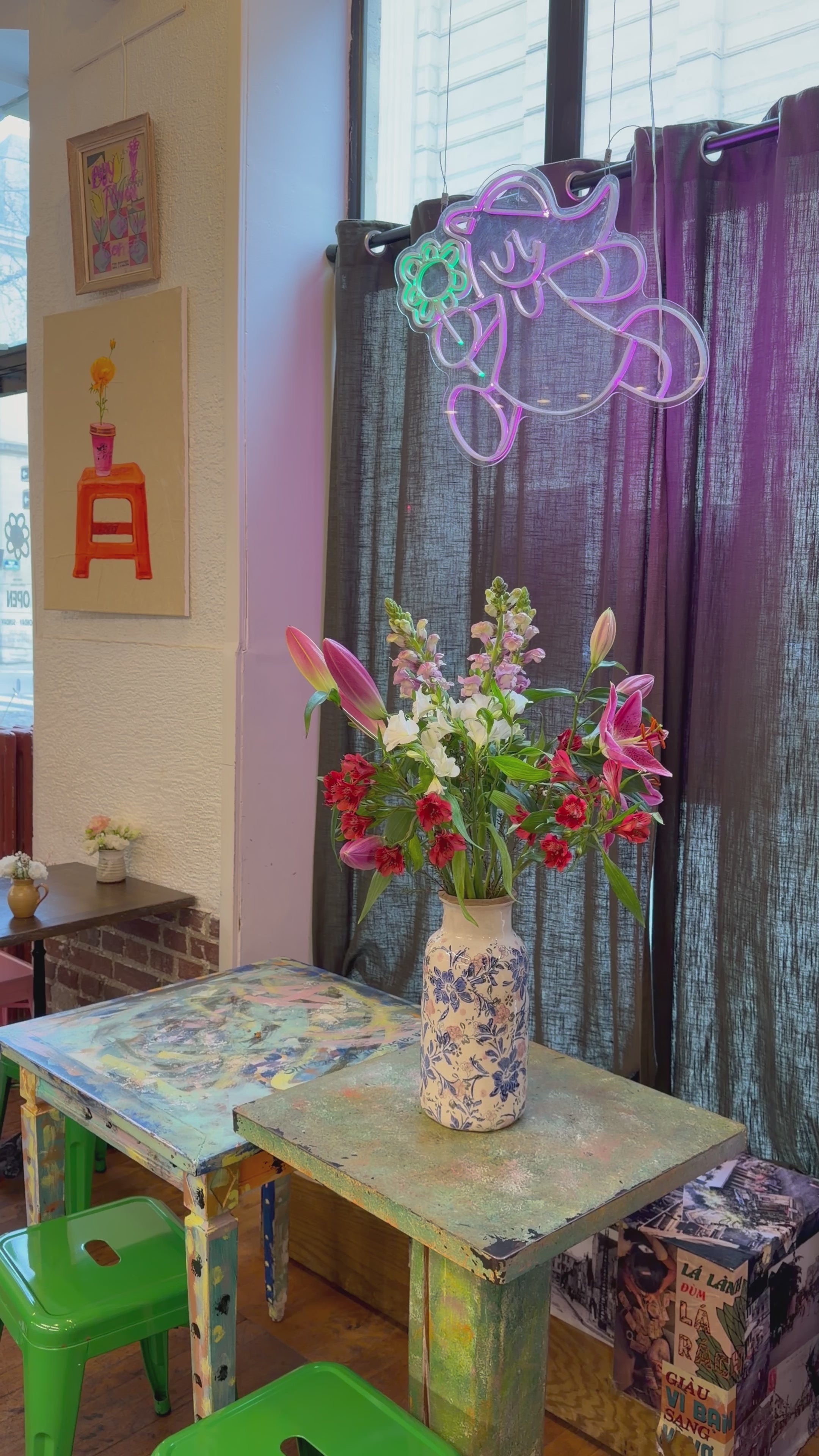 Vase à motifs de fleurs bleues et roses